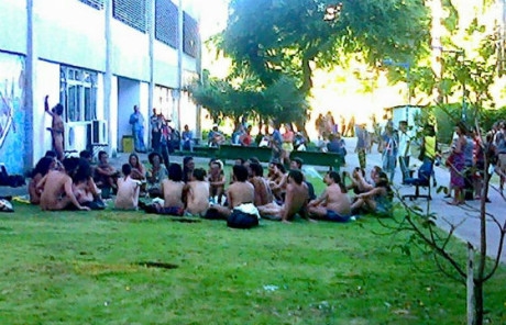 Resultado de imagem para estudantes da ufba assistem a aula pelados