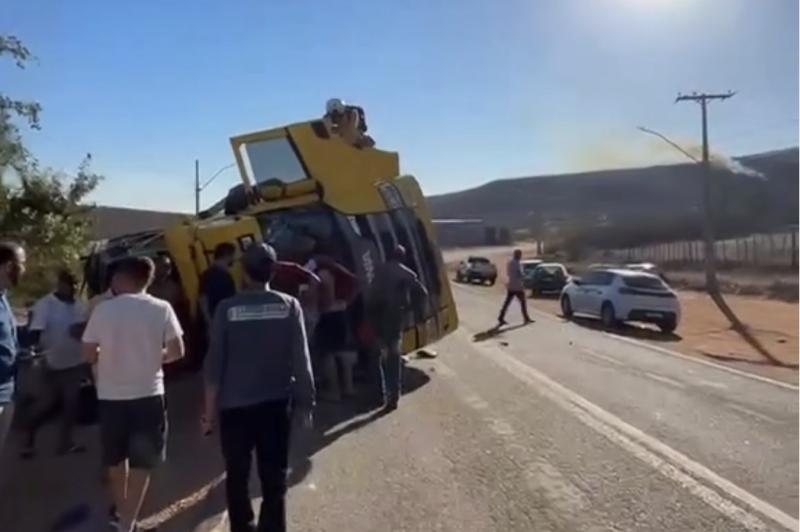 Caminhão carregado de ureia e caixas de frutas tomba na Curva dos Cinco, em Brumado