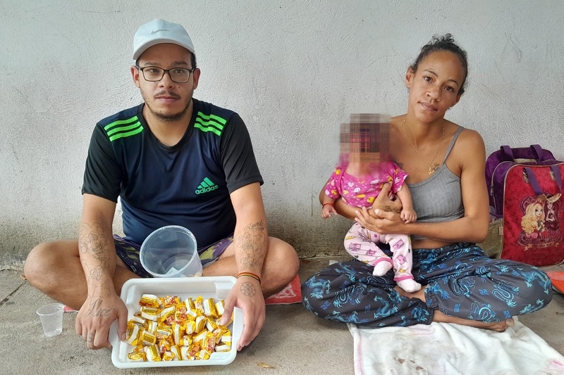 Bahia: Com criança no colo, casal vende doces nas ruas para sobreviver em Brumado
