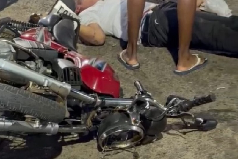 Motociclistas ficam feridos após colisão em cruzamento com semáforo no centro de Brumado