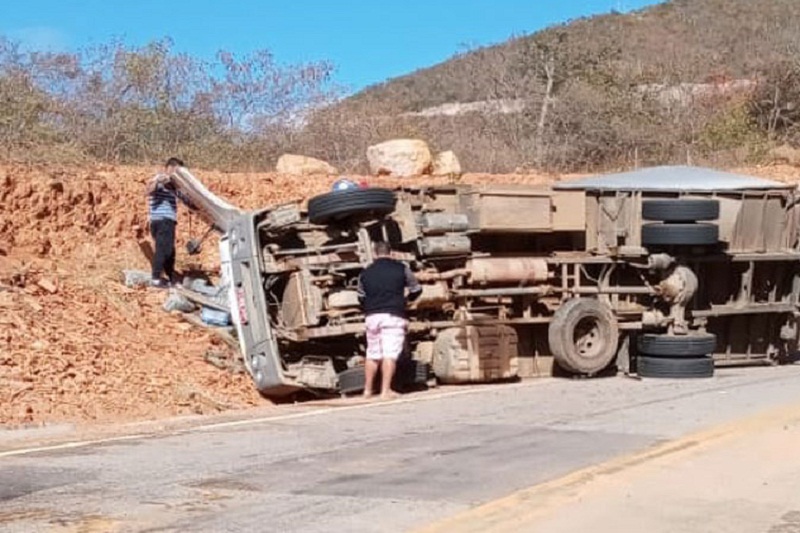 Rio de Contas/BA: Caminhão tomba  e deixa dois feridos na BA-148