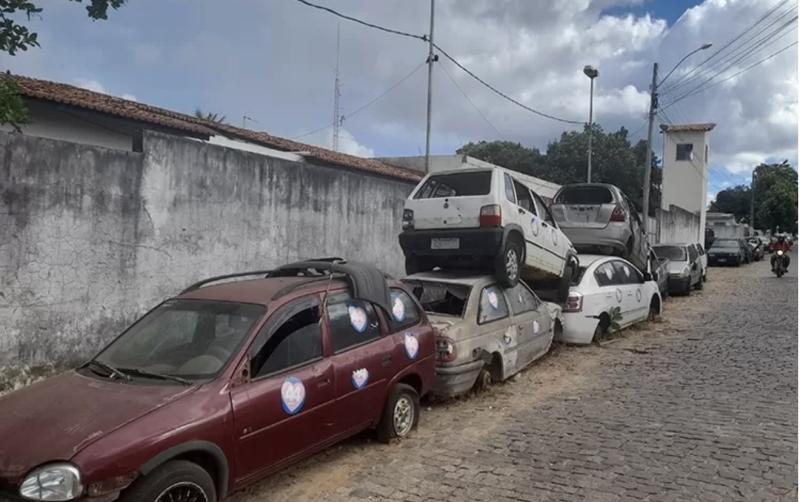 Brumado: MP-BA instaura procedimento para resolver acúmulo de veículos no entorno do DPT