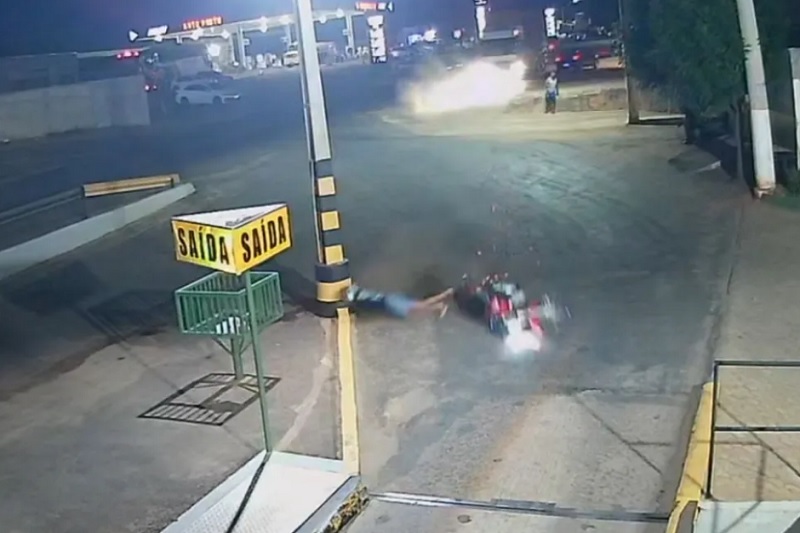 Motociclista perde controle da direção e cai em área de balança em Livramento de Nossa Senhora