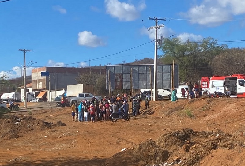 Brumado: Capotamento assusta motoristas e mobiliza populares no início da rodovia BA-148