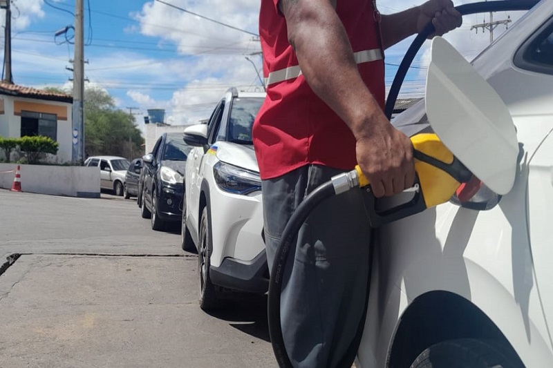 Governo federal zera PIS/Cofins do diesel para conter alta dos combustíveis