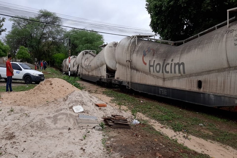 Trem carregado com cimento descarrila em área residencial de Brumado