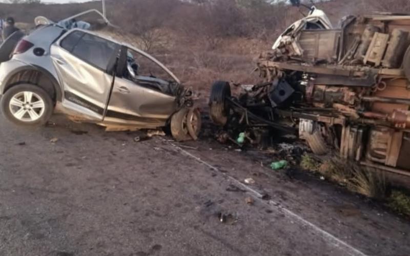 Colisão entre caminhão e carro deixa duas pessoas mortas entre Anagé e Tanhaçu