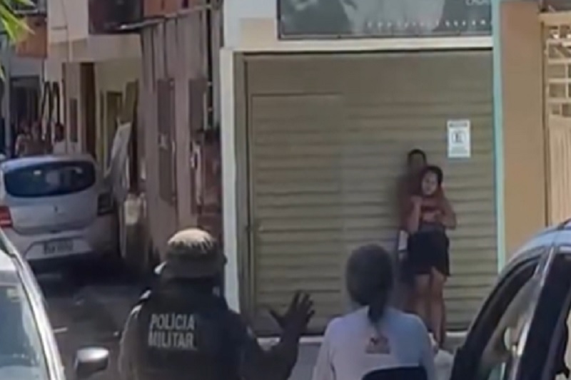 Mulher é feita refém por homem em surto psicótico em Ilhéus; negociação da PM evita tragédia