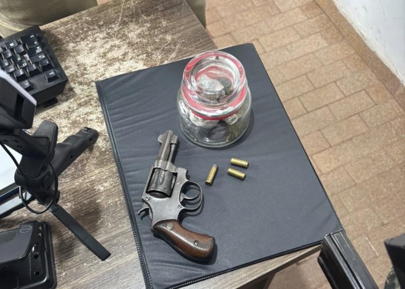 Homem é preso com revólver e drogas durante abordagem em bar em Barra da Estiva