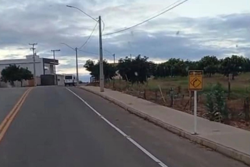 Após reportagem, placa com sinalização divergente é substituída em Dom Basílio