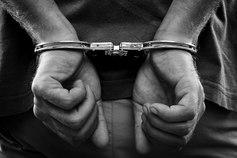 Homem com mandado de prisão por dívida de pensão de quase R$ 8 mil é preso pela PM em Brumado
