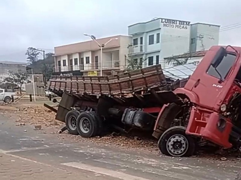 Caminhão desgovernado tomba em frente a rodoviária da região e deixa motorista ferido