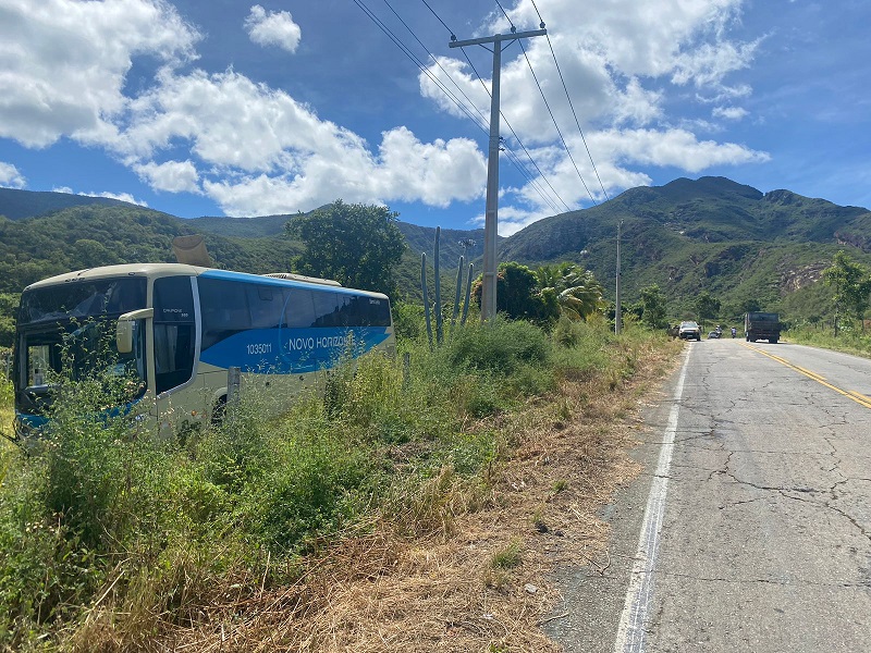 #Chapada:  Ônibus da Novo Horizonte perde freio e sai da pista na Serra das Almas em Rio de Contas