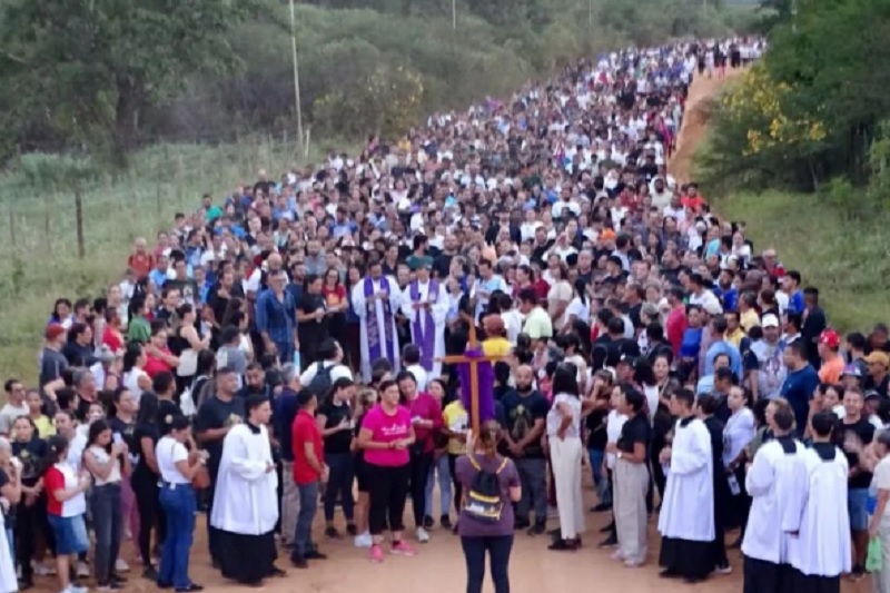 Fiéis realizam caminhada penitencial e reforçam tradição religiosa em Brumado