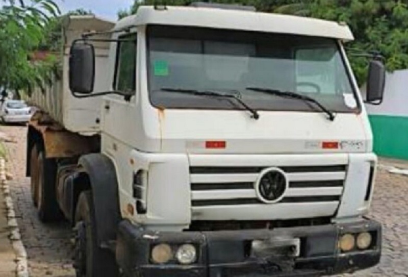 Caminhão com sinais de adulteração e restrição de roubo é recuperado pela polícia em Brumado