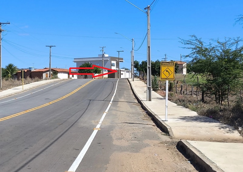 Placa com indicação de curva à esquerda gera dúvidas após revitalização de avenida em Dom Basílio