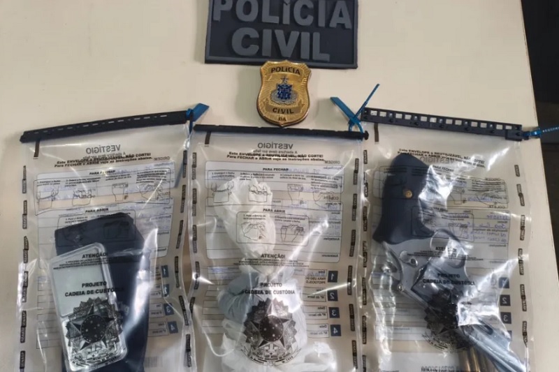 Polícia Civil apreende drogas e arma de uso restrito durante operação em Brumado