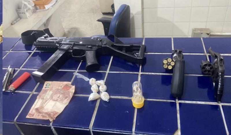 PM prende dois jovens com armas e 98 pedras de crack após denúncias de possível ataque de facção em Brumado