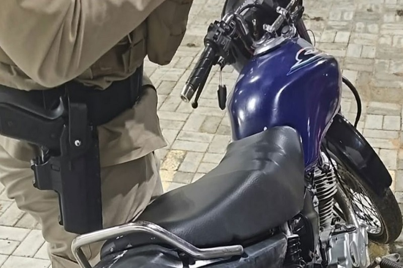 Polícia Militar apreende motocicleta com restrição judicial após fuga de suspeitos em Aracatu