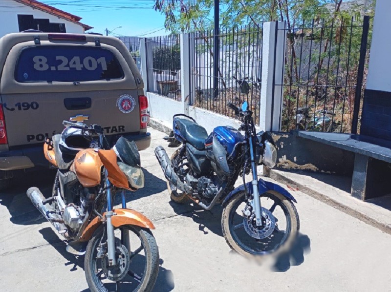 Polícia Militar recupera motocicletas abandonadas após roubo em Brumado