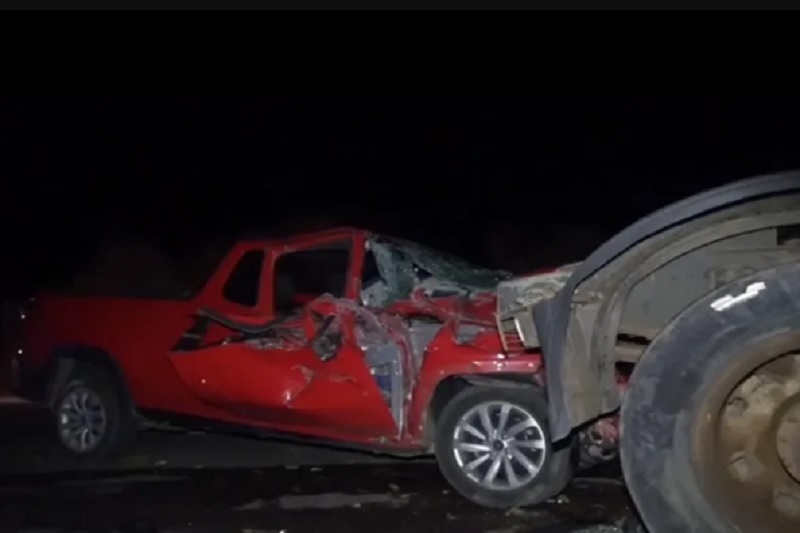 Dois homens morrem após carro colidir com carreta parada na BA-148, em Piatã