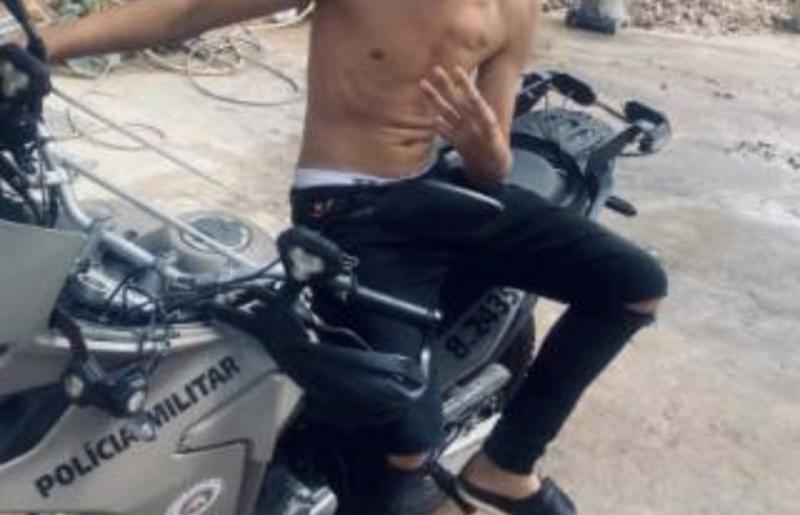 Adolescente de 15 anos é apresentado à Delegacia após foto com supostos gestos ligados a facção em Brumado