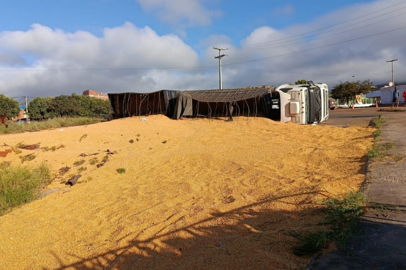 Carreta bitrem carregada de milho tomba em rotatória próxima ao IFBA em Brumado
