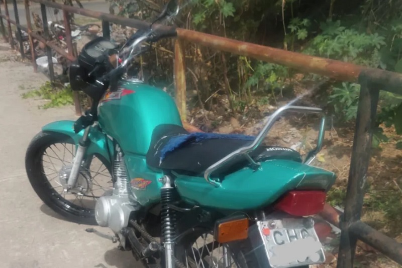 Motocicleta com placa adulterada e descarga livre é apreendida pela CETO no centro de Brumado