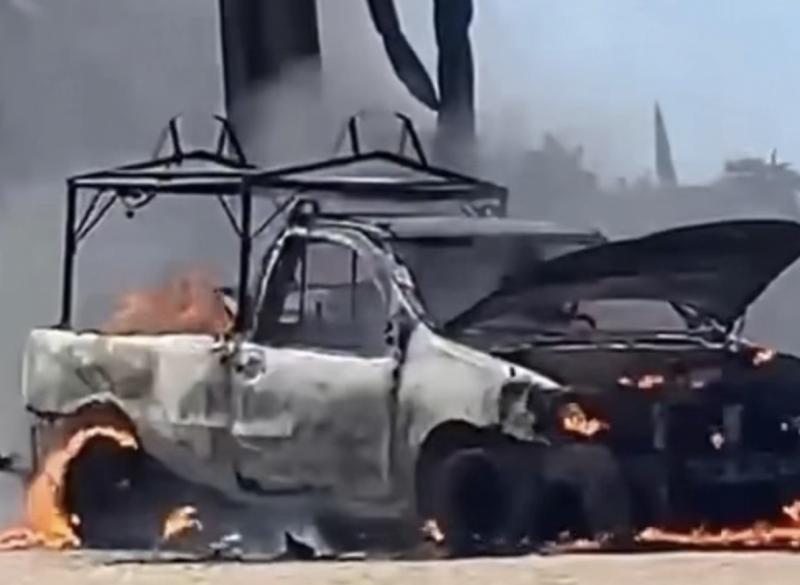 Carro pega fogo próximo à Delegacia de Polícia em Aracatu