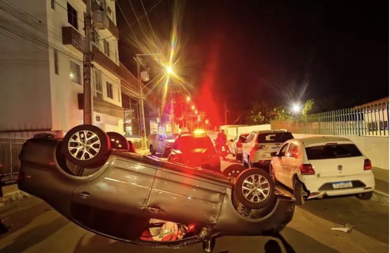 Polo capota após atingir carro estacionado em Brumado; motorista deixa local a pé
