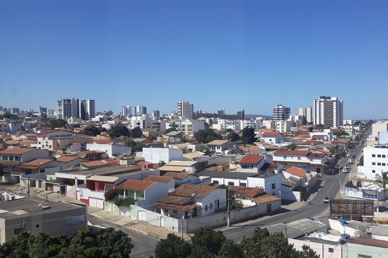 Mesária é conduzida à Polícia Federal após uso de material de campanha em seção eleitoral de Vitória da Conquista