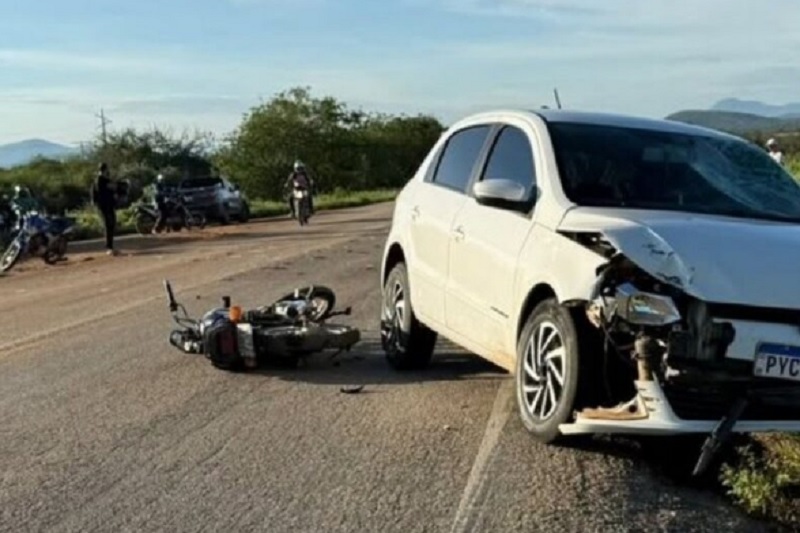 Acidente entre carro e moto deixa motociclista ferido em Dom Basílio