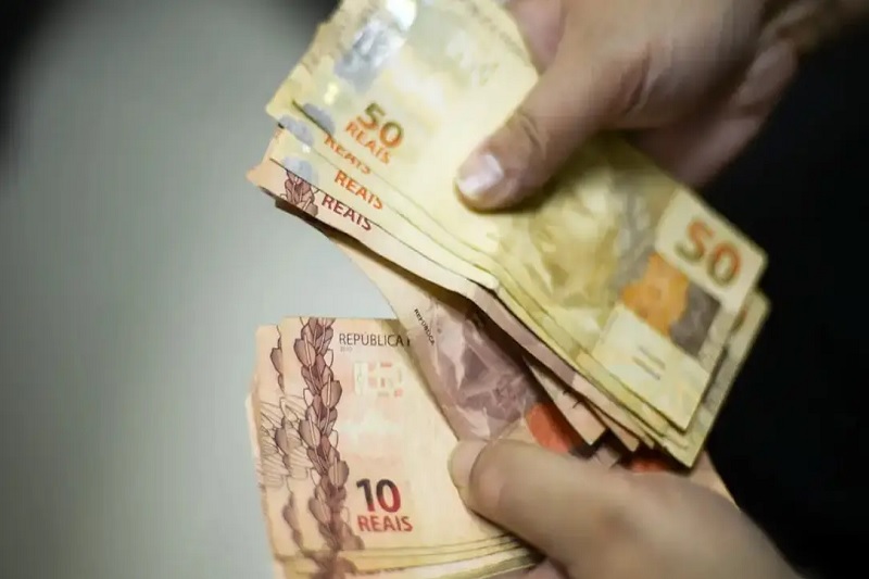 Endividamento das famílias brasileiras atinge recorde e compromete 29% da renda