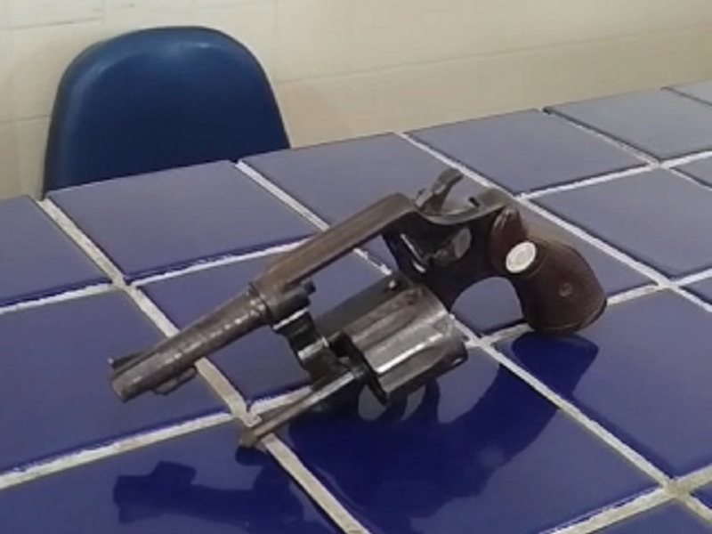 Homem é preso com revólver e droga durante ação da PM no bairro Irmã Dulce, em Brumado