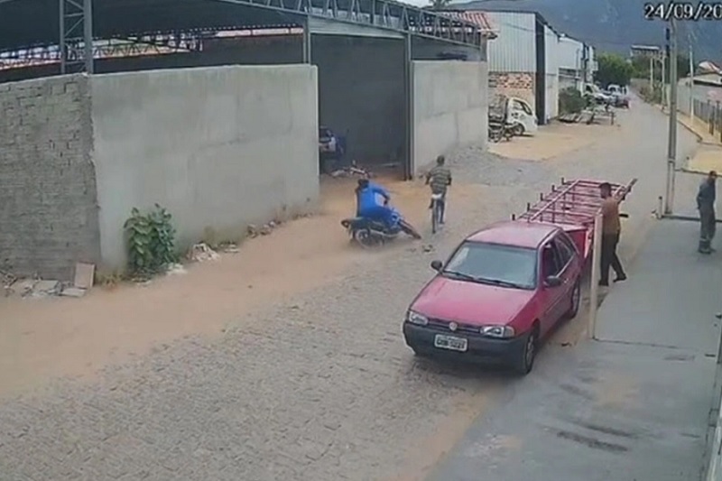 Motociclista cai após frear para evitar colisão com ciclista em Livramento de Nossa Senhora
