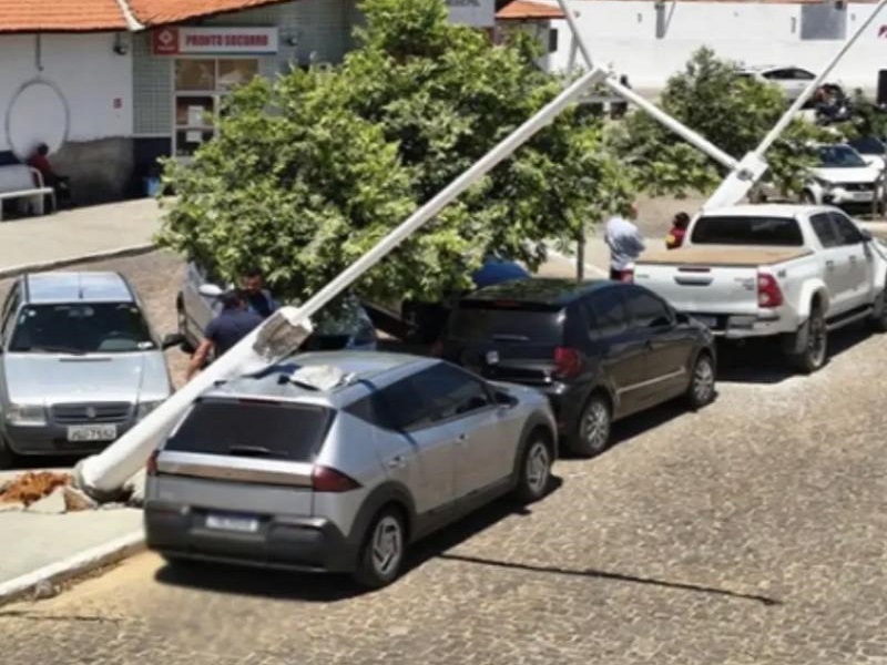 Brumado: Vendaval derruba postes e arranca toldos no estacionamento do Hospital Municipal