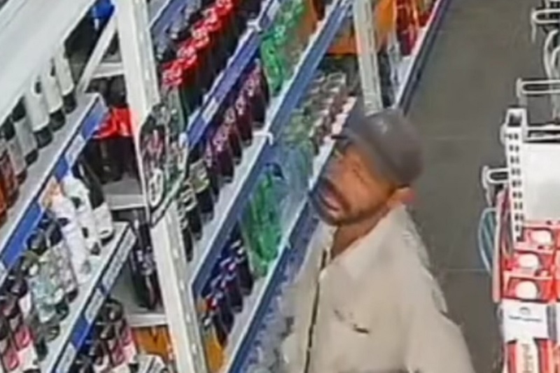 Vídeo mostra suspeito furtando garrafas de bebidas em supermercado de Brumado