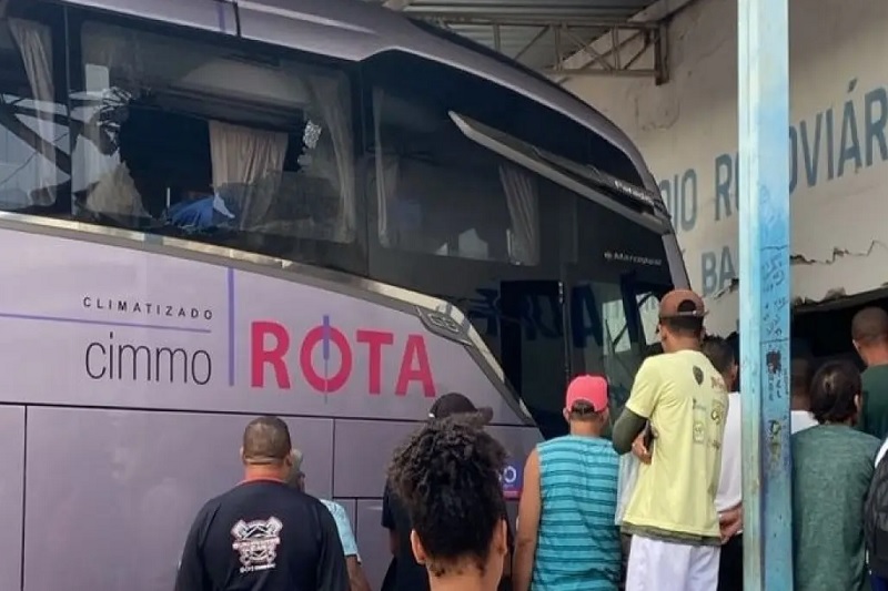 Duas mulheres morrem após ônibus invadir ponto de apoio na BA-263, em Itambé