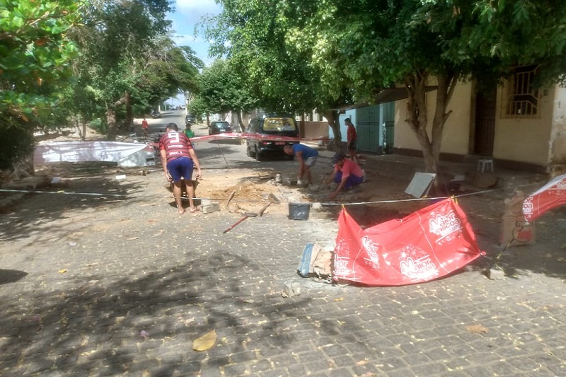 Brumado/BA: Sem uma solução por parte da Embasa e Município, moradores consertam esgoto por conta própria