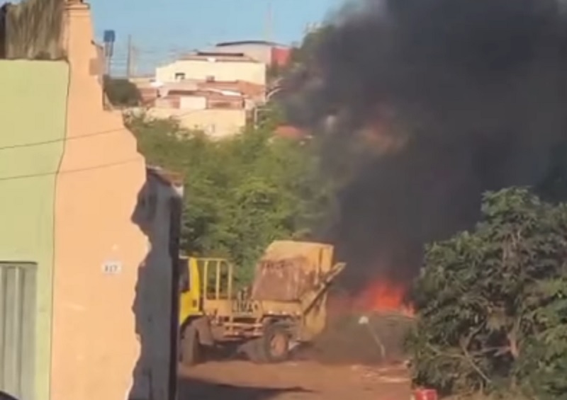 Moradores denunciam descarte irregular de lixo e queimadas em terreno particular no centro de Brumado