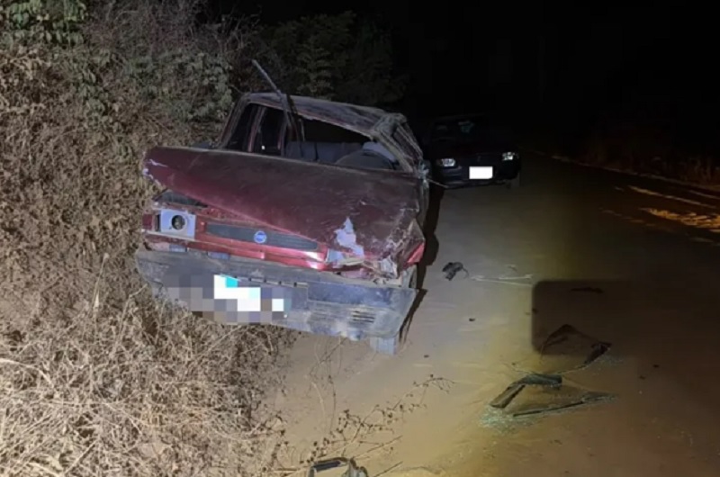 Motorista embriagado bate em três carros estacionados, foge e capota em Licínio de Almeida