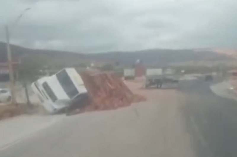Colisão entre dois caminhões interdita parte da pista na BR-030, em Brumado