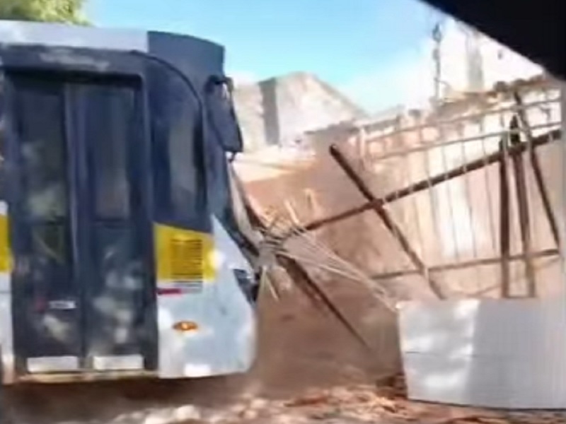 Brumado: Ônibus escolar perde freios e atinge residência na 'Praça do Fogo'