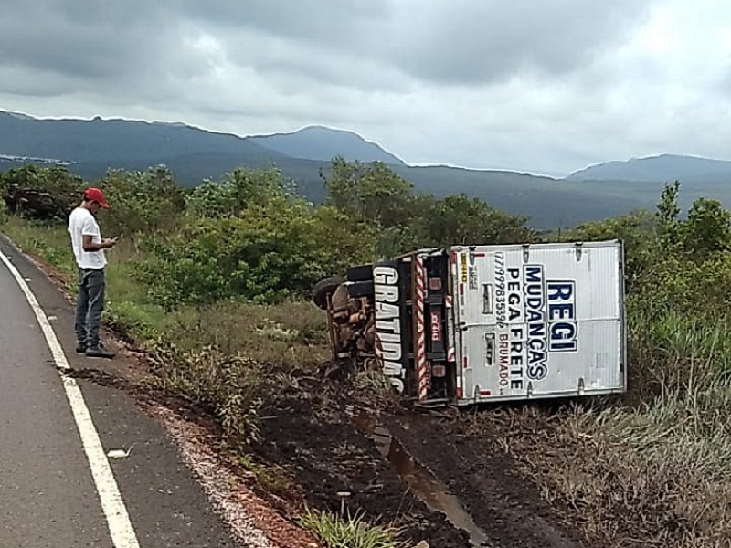 #Chapada: Caminhão baú de Brumado tomba entre o Distrito de Cascavel e Mucugê