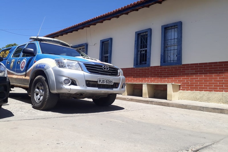 Homem é preso após agredir e tentar expulsar companheira de casa em Brumado