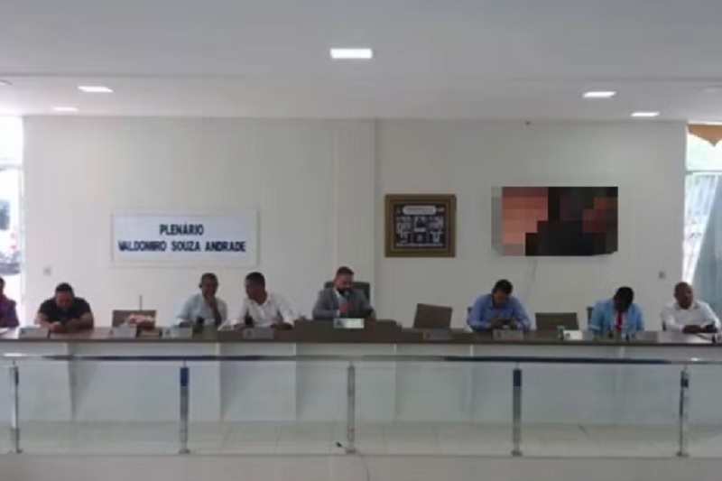 Vídeo pornográfico aparece em telão durante sessão da Câmara de Laje