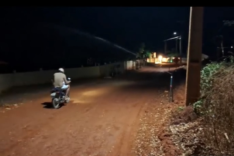 Aspersores de irrigação são instalados sobre estrada e dificultam passagem de moradores em comunidade rural de Livramento