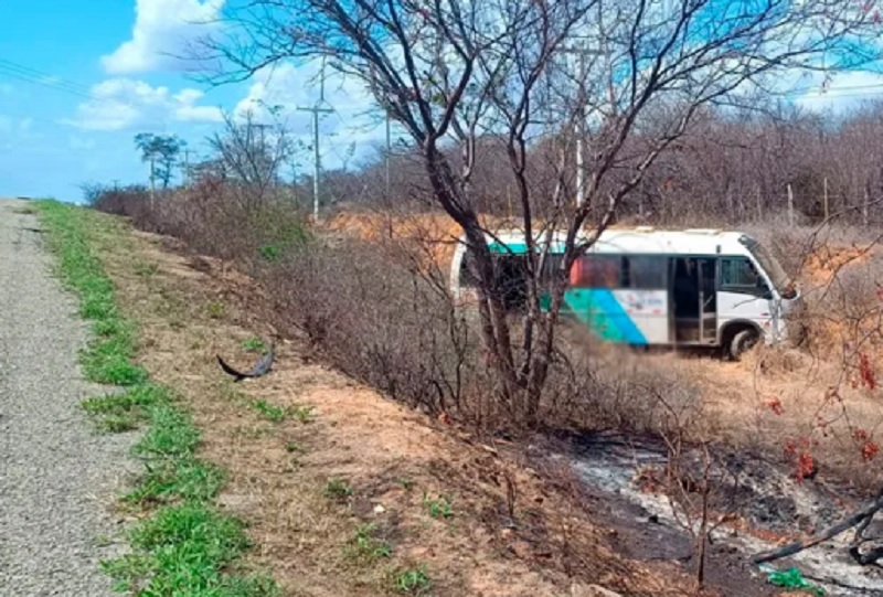 Ônibus com passageiros cai em ribanceira na BR-030, em Brumado