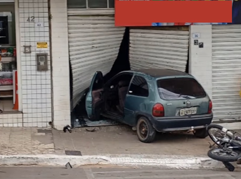 Brumado: Motorista perde controle de carro, bate em motociclista e atinge porta de loja no Centro 