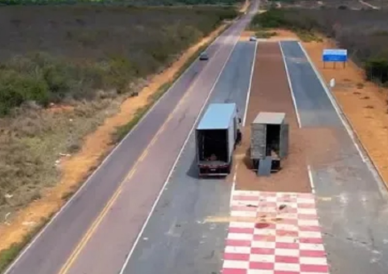 Caminhão carregado de melancias usa área de escape após falha nos freios na BA-142, em Ituaçu